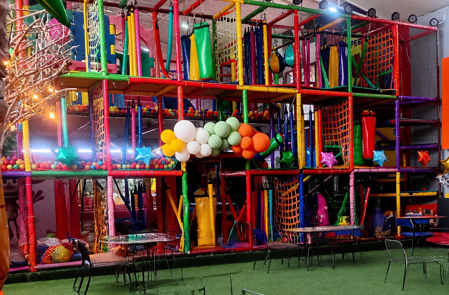 Área de juegos infantiles decorada para una fiesta