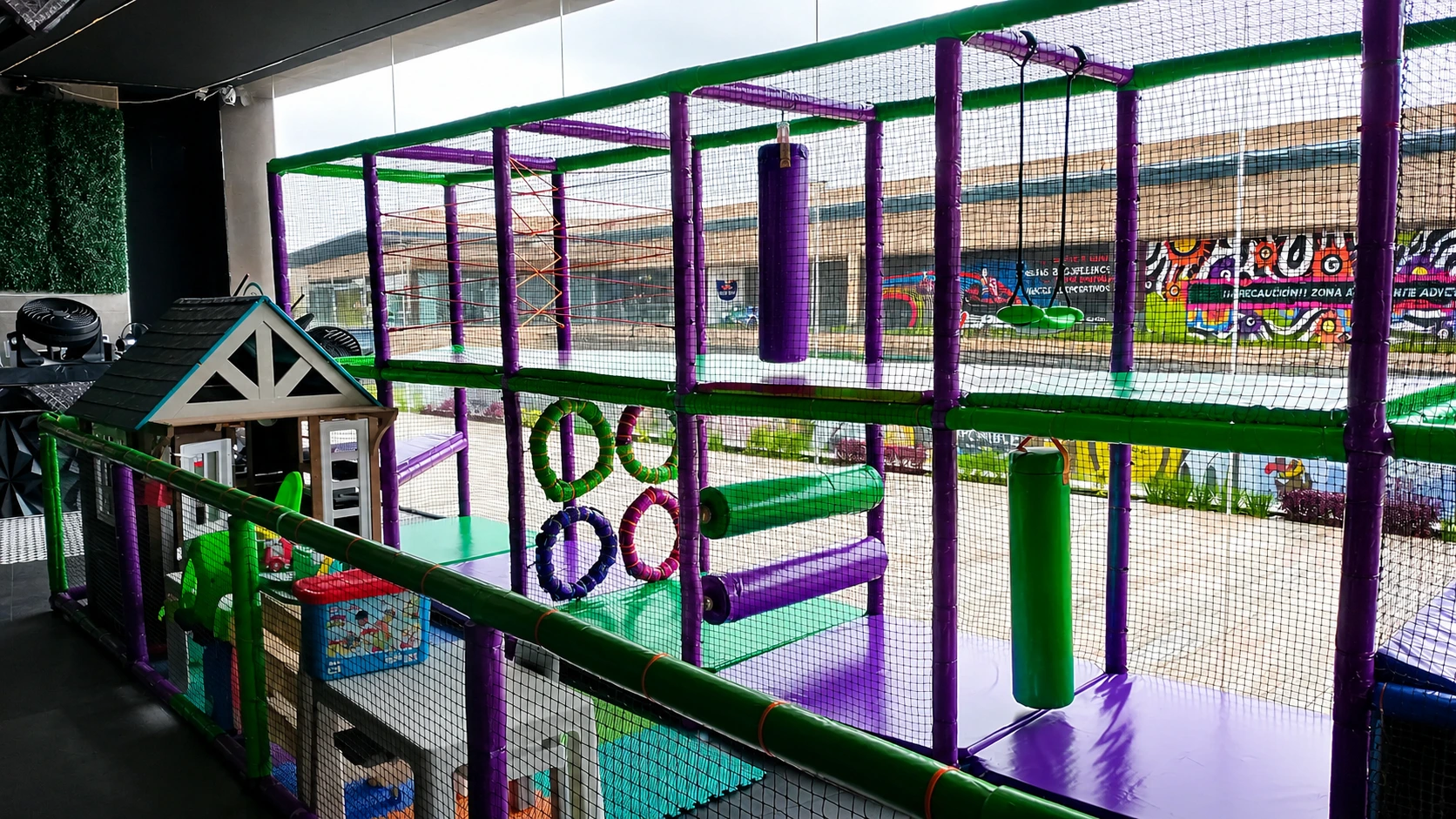Juegos infantiles en un espacio recreativo